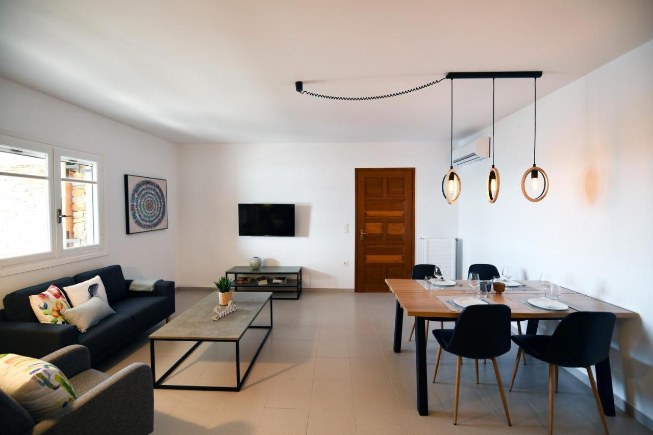 Amazing 2 Bedroom Apartment Overlooking The Marina Of Vourkárion Kültér fotó