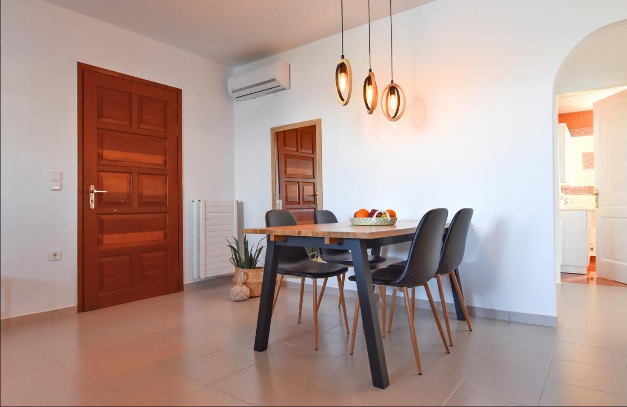 Amazing 2 Bedroom Apartment Overlooking The Marina Of Vourkárion Kültér fotó